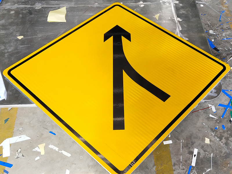 道路指示牌属于基础设施吗？