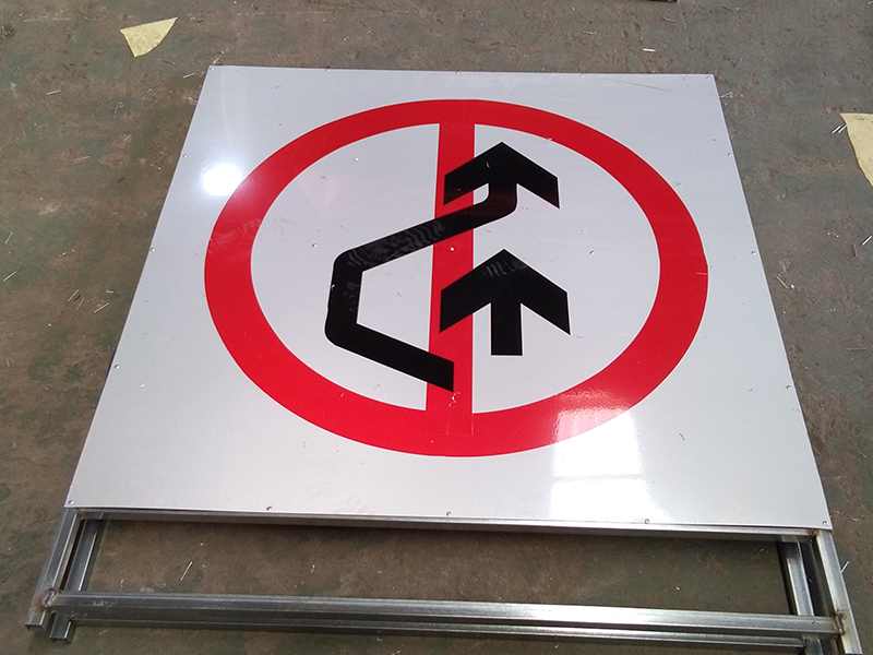 路口斜杠标志