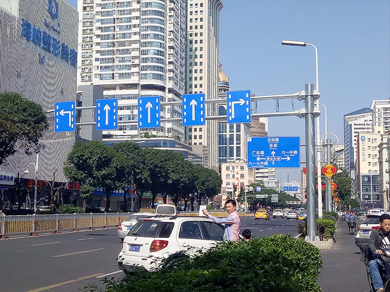 警示标志杆