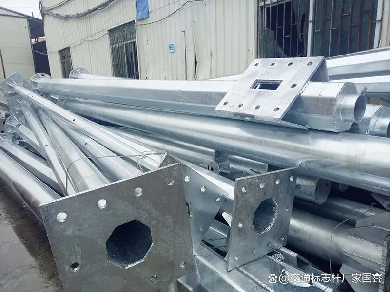 交通设施施工：标志杆、标志牌的精细施工与
