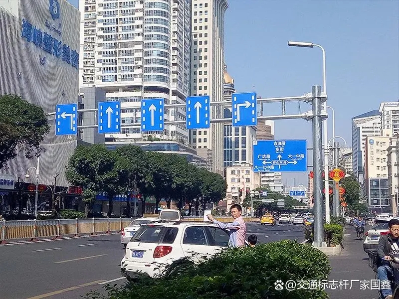 公路标志杆路杆厂家：筑牢交通安全基石